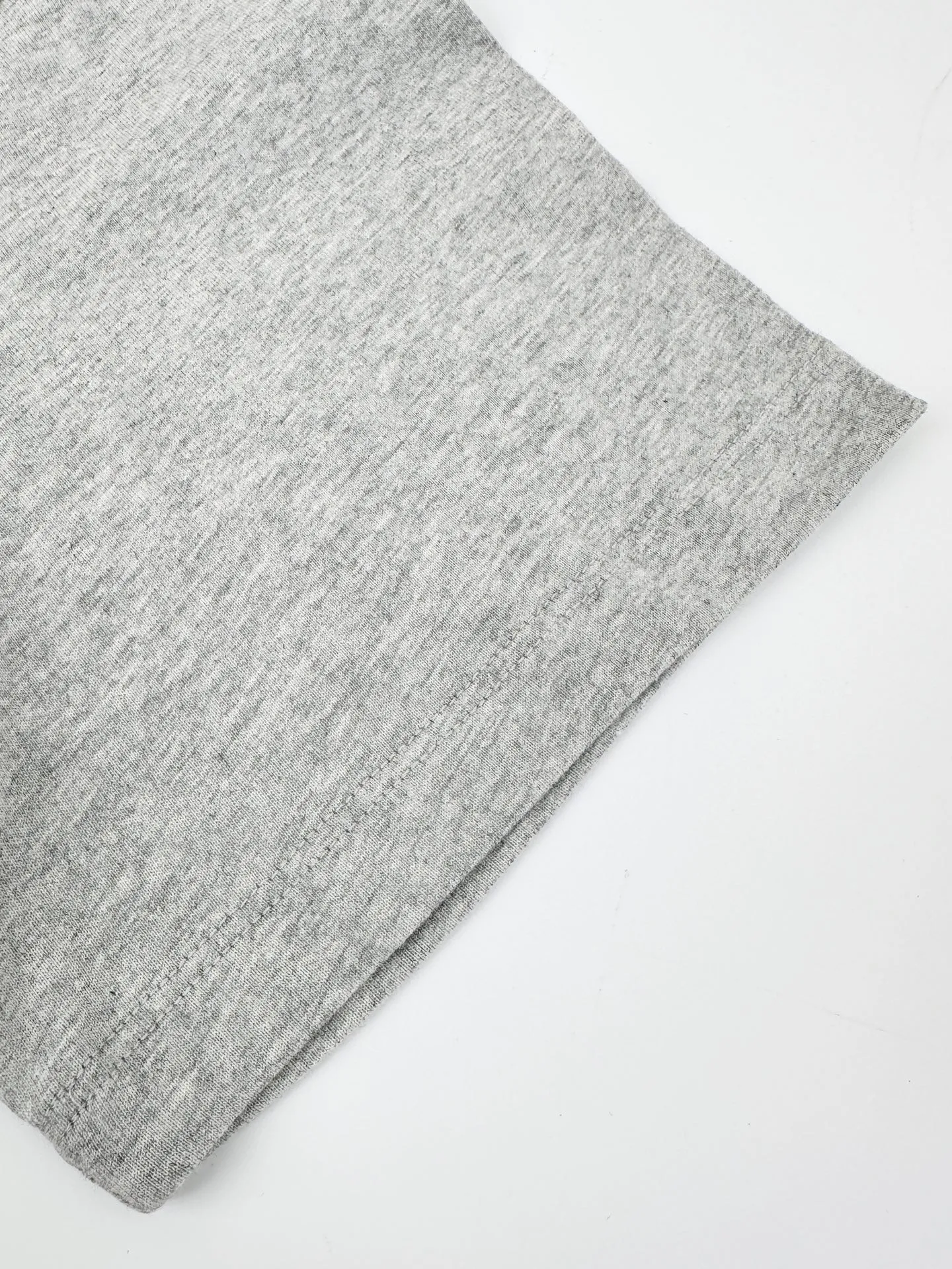 Ami Paris logo embroidered short sleeves. Custom-made high-count densely spun cotton. Soft and delicate, comfortable and skin-friendly. The hemp gray background is like mist on the body. The extremely restrained color tone demonstrates an effortless sense of luxury. The love logo on the chest is embellished with rough particles. The same color AMI embroidery on the back quietly echoes. French romance is hidden in the details. Low-key but highly recognizable. Use minimalist strokes to outline a luxurious and relaxing world. Process 1: Use imported machine embroidery technology. Use advanced computer control systems and precision mechanical components to realize Ami logo and letter embroidery operations with high precision and smooth and delicate lines. Process 2: The fabrics have been fermented and washed for better hand feel. Not easy to deform, not easy to shrink, not easy to fade, and maintain long-term beauty. Accessories: Customized 1:1 Ami trademark. Version: Loose version. Size: S M L XL. Style number: BB 820.